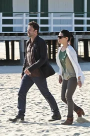 Gemeinsam gehen sie auf Spurensuche in einem neuen Mordfall: Sherlock Holmes (Jonny Lee Miller, l.) und Joan Watson (Lucy Liu, r.) ...