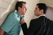 Detective Scott Valens (Danny Pino, r.) muss bei Bob (Christopher Goodson, l.) wohl eine deutlichere Sprache sprechen ...