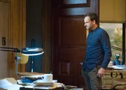 Sherlock (Jonny Lee Miller) findet er heraus, dass die Bombe schon einige Jahre an der Stelle deponiert war, an der sie detoniert ist und zwei Menschen mit in den Tod gerissen hat ...