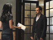 Da Joan Watson (Lucy Liu, l.) mit ihren Nachforschungen in Sherlock Holmes (Jonny Lee Miller, r.) Vergangenheit und ihrer Frage nach Irene zu weit gegangen ist, l&auml;sst er sie zu Hause zur&uuml;ck und bricht zu einem neuen Fall auf ...