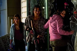 Wagen das schier Unm&ouml;gliche: (v.l.n.r.) Ellie (Caitlin Stasey), Homer (Deniz Akdeniz) und Robyn (Ashleigh Cummings) ...