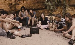Es sollte ein unbeschwerter Urlaubstrip werden. Doch als eine Gruppe Teenager, (v.l.n.r.) Lee (Chris Pang), Fiona (Phoebe Tonkin), Corrie (Rachel Hurd-Wood), Homer (Deniz Akdeniz), Ellie (Caitlin Stasey), Robyn (Ashleigh Cummings), Kevin (Lincoln Lewis) und Chris (Andrew Ryan) im Outback erwacht, befindet sich Australien mitten im Krieg ...