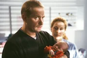Der Architekt Michael G&uuml;rtler (Thomas Balou Martin) h&auml;lt zum ersten Mal sein Kind im Arm. Schwester Sonja (Patricia Lueger) beobachtet die Szene.