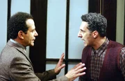 Monks Vater k&uuml;ndigt seinen Besuch an und versetzt damit Monk (Tony Shalhoub, l.) und seinen ebenfalls von Neurosen geplagten Bruder Ambrose (John Turturro) in helle Aufregung.
