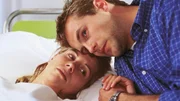 Lollo (Isabella Schmid) wacht aus der Narkose auf. Daniel (Rainer Frank) bangt mit ihr: War der Tumor b&ouml;sartig?