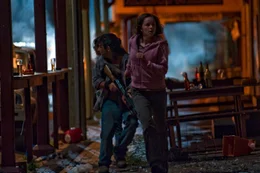 Homer (Deniz Akdeniz, l.) und Robyn (Ashleigh Cummings, r.)