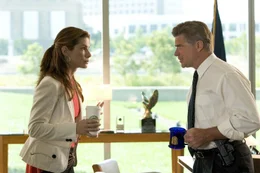 Eigentlich will FBI Leiter Collins (Treat Williams, r.) Gracie (Sandra Bullock, l.) nur sch&uuml;tzen und h&auml;lt sie deshalb aus dem Fall raus. Wieder einmal muss sie also beweisen, dass ihr Aussehen nichts &uuml;ber ihre F&auml;higkeiten aussagt ...