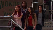 L-R: Cat Valentine (Ariana Grande), Andre Harris (Leon Thomas III), Tori Vega (Victoria Justice), Beck Oliver (Avan Jogia)
