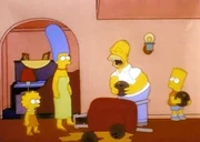 Lisa und Marge wundern sich, was Homer und Bart mit den Bowlingkugeln machen.