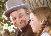 Laura (Melissa Gilbert, r.) freundet sich mit dem Bankier (Ted Gehring, l.) der Stadt an.