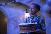 Indigo (Kelsey Calladine-Smith) hat Geburtstag! Auf der kleinen Feier mit ihren Freundinnen passiert pl&ouml;tzlich etwas Merkw&uuml;rdiges: Sie verwandelt sich in eine Erwachsene und wechselt ihr &Auml;u&szlig;eres immer wieder.