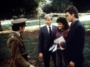 Stepan Frolov (Kai Wulff, 2.v.l.), Penny Parker (Teri Hatcher, 2.v.r.) und MacGyver (Richard Dean Anderson, r.) diskutieren mit einem Grenzbeamten.