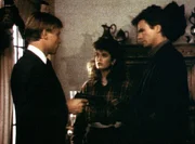 Der Geheimdienstmajor Stepan Frolov (Kai Wulff, l.) hindert Penny Parker (Teri Hatcher, M.) und MacGyver (Richard Dean Anderson, r.) an der Flucht.