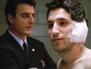 Holden Foster (Michael Goduti, r.) wurde bei einer Entf&uuml;hrung das linke Ohr abgeschnitten. Detective Logan (Chris Noth) wei&szlig; noch nicht, was er von der Angelegenheit halten soll.