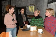Nina (Maria Wedig, l.) ist froh &uuml;ber die Unterst&uuml;tzung ihrer Freundinnen Katrin (Ulrike Frank, 2.v.l.), Maren (Eva Mona Rodekirchen, 2.v.r.) und Yvonne (Gisa Zach).