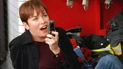 Detective Wheeler (Julianne Nicholson) und ihr Kollege werden in eine Schlägerei verwickelt. Per Handy fordert sie Verstärkung an. Detective Wheeler (Julianne Nicholson) und ihr Kollege werden in eine Schlägerei verwickelt. Per Handy fordert sie Verstärkung an.