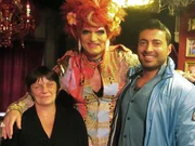 In der Bar von Olivia Jones (Mitte) in Hamburg St. Pauli versuchen Gisela (li.), S&uuml;kr&uuml; (re.) und Otto alte Schlager-CDs und Schallplatten an den Mang zu bringen