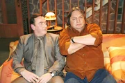 Bernd versucht vergeblich, zu beweisen, dass er bei den Plenskes die Hosen anhat. v.l.n.r.: Kurt (Thomas Hinrich), Bernd (Volker Herold)