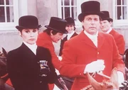 Im klassischen Outfit nehmen Jennifer (Stefanie Powers, l.) und Jonathan (Robert Wagner, r.) an einer traditionsreichen Belgrave-Fuchsjagd in Gro&szlig;britannien teil. Mit fatalem Ausgang ...