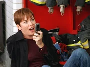 Detective Wheeler (Julianne Nicholson) und ihr Kollege werden in eine Schl&auml;gerei verwickelt. Per Handy fordert sie Verst&auml;rkung an.