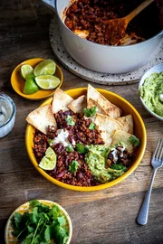 Schnelles Chili mit Airfryer-Tortilla-Chips und Guacamole