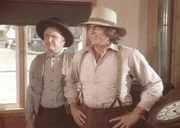 Charles (Michael Landon, r.) und Hanson (Karl Swenson, l.) haben das Geb&auml;ude der Bank gezimmert.