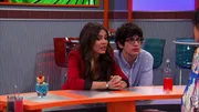L-R: Tori Vega (Victoria Justice), Robbie Shapiro (Matt Bennett). L-R: Tori Vega (Victoria Justice), Robbie Shapiro (Matt Bennett).