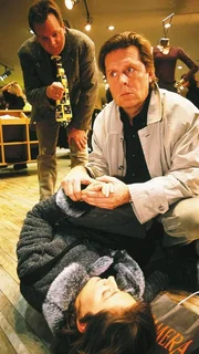 Dr. Stefan Frank (Sigmar Solbach) versorgt die ohnm&auml;chtige Katarina (Tatjana Blacher). Sie wurde beim Ladendiebstahl &uuml;berrascht (hi. Komparse).