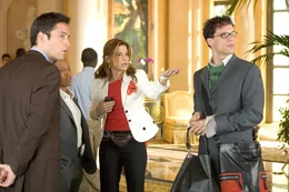 FBI-Angestellte Gracie Hart (Sandra Bullock, 2.v.r.) dient der Beh&ouml;rde nur noch als Aush&auml;ngeschild und muss nun von Talkshow zu Talkshow durch ganz Amerika reisen - mit ihrem eigenen Stylisten, dem schwulen Joel (Diedrich Bader, r.) ...