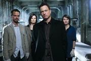 Die Detectives v.l.: Messer (Carmine Giovinazzo), Danville (Sela Ward), Taylor (Gary Sinise), Monroe Messer (Anna Belknap) l&ouml;sen einen schwierigen Fall: Eine junge zwangsgest&ouml;rte Frau, die scheinbar Zeuge eines Mordes war, ist pl&ouml;tzlich tot. Hat jemand die wom&ouml;glich einzige Zeugin aus dem Weg ger&auml;umt?