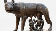 Mama Lupa s&auml;ugt Romulus und Remus.