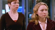 Claudia Duffy (Nina Siemaszko, r.) beobachtet mit Detective Wheeler (Julianne Nicholson), wie der Mörder ihres Mannes abgeführt wird. Claudia Duffy (Nina Siemaszko, r.) beobachtet mit Detective Wheeler (Julianne Nicholson), wie der Mörder ihres Mannes abgeführt wird.