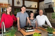 Welche Pfanne kann alles? René und Sandra Noack (M.) testen es gemeinsam mit Hendrike Brenninkmeyer (l.) und Profikoch Maik Delling (r.). Welche Pfanne kann alles? René und Sandra Noack (M.) testen es gemeinsam mit Hendrike Brenninkmeyer (l.) und Profikoch Maik Delling (r.).