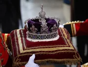 LONDON, ENGLAND &ndash; Die von K&ouml;nigin Elizabeth II. getragene Imperial State Crown wird aus dem Parlament entfernt; K&ouml;nigin Elizabeth II. stellte in einer Rede vor den Mitgliedern des Unterhauses und des Oberhauses das Gesetzgebungsprogramm der neuen Koalitionsregierung vor.