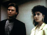MacGyver (Richard Dean Anderson, l.) und Penny (Teri Hatcher, r.) wurden festgenommen.