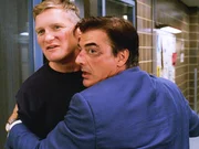 Detective Logan (Chris Noth, r.) kann den aufgebrachten Feuerwehrmann Charlie (Chance Kelly) nur mit größter Mühe davon abhalten, sich zu prügeln. Detective Logan (Chris Noth, r.) kann den aufgebrachten Feuerwehrmann Charlie (Chance Kelly) nur mit größter Mühe davon abhalten, sich zu prügeln.