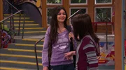 L-R: Tori Vega (Victoria Justice), Ponnie (Jennette McCurdy)
