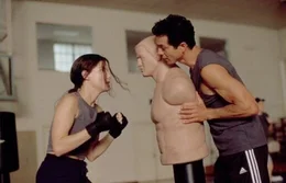 Ausgerechnet die toughe wie unfeminine FBI Agentin Gracie (Sandra Bullock, l.) wird von ihrem Kollegen Eric (Benjamin Bratt, r.) zu einem Undercover-Einsatz geschickt, bei dem sie als "Gracie Lou Freebush" auf hohen Schuhen trippeln, sich im Badeanzug pr&auml;sentieren und den Weltfrieden w&uuml;nschen soll ...