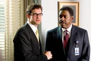 Widerwillig l&auml;sst sich Gracie Hart von ihrem Vorgesetzten, Agent McDonald (Ernie Hudson, r.), zu ihrer neuen Aufgabe &uuml;berreden: Mit der Hilfe von Stylist Joel (Diedrich Bader, l.) soll sie herausgeputzt und aufgedonnert in Talkshows auftreten ...