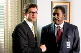 Widerwillig l&auml;sst sich Gracie Hart von ihrem Vorgesetzten, Agent McDonald (Ernie Hudson, r.), zu ihrer neuen Aufgabe &uuml;berreden: Mit der Hilfe von Stylist Joel (Diedrich Bader, l.) soll sie herausgeputzt und aufgedonnert in Talkshows auftreten ...