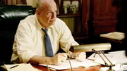 Staatsanwalt Arthur Branch (Fred Dalton Thompson) l&auml;&szlig;t sich auf den Stand der Ermittlungen bringen.