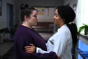 Vanessa (Julia Augustin, l.) wird gegen&uuml;ber Imani (F&eacute;r&eacute;ba Kon&eacute;) emotional.