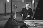 Sternstunden der Musik: der Geiger Yehudi Menuhin (re.) und der Dirigent Herbert von Karajan (li.) im Gespr&auml;ch