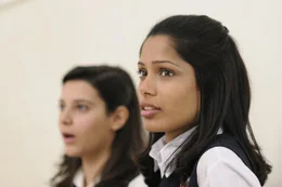 Miral (Freida Pinto, r)