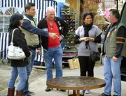 Tr&ouml;delexperte S&uuml;kr&uuml; (2.v.li.) unterst&uuml;tzt Hans und dessen Lebensgef&auml;hrtin Inge (li.) beim Verkauf der alten Sachen