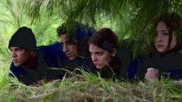 M&uuml;ssen nach ein paar Tagen Campingurlaub im Outback feststellen, dass ohne Vorwarnung ein Krieg ausgebrochen ist: (v.l.n.r.) Kevin (Lincoln Lewis), Homer (Deniz Akdeniz), Ellie (Caitlin Stasey) und Robyn (Ashleigh Cummings)