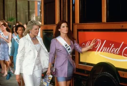 Back to front: Gracie Hart (Sandra Bullock), Kathy Morningside (Candice Bergen)