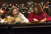 Sue (Eden Sher, l.); Frankie (Patricia Heaton, r.)