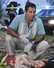 Carlos (Carlos Gomez) informiert Jim &uuml;ber seinen ersten Erkenntnisse zu der offensichtlich ermordeten Frau.