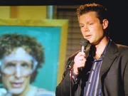 Willie Tunis (Matt Keeslar) hält eine emotionale Rede zu Ehren seines verstorbenen Freundes, des ehemaligen Stars einer Jugendserie. Willie Tunis (Matt Keeslar) hält eine emotionale Rede zu Ehren seines verstorbenen Freundes, des ehemaligen Stars einer Jugendserie.